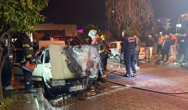 Efeler’de park halindeki otomobilde çıkan yangın söndürüldü