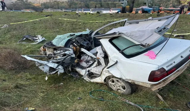 İzmir’de iki otomobil çarpıştı: 1 ölü, 1 yaralı