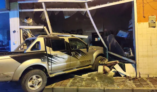 İzmir’de pikap iş yerinin deposuna girdi