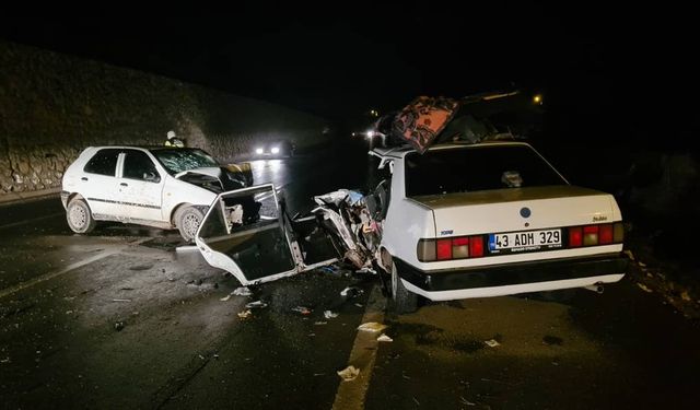 Kütahya'da iki otomobil kafa kafaya çarpıştı, yaralılar var