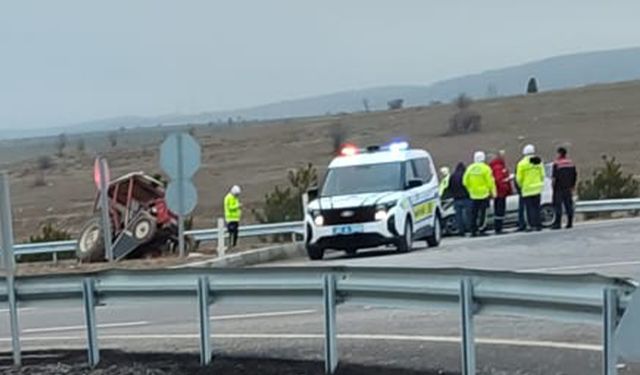 Kütahya’da traktör ile otomobil çarpıştı, 2 yaralı