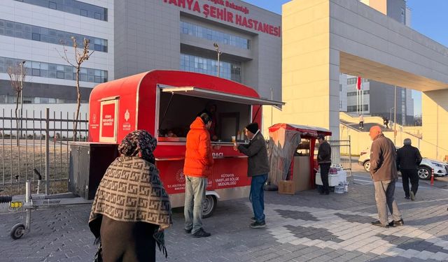 Kütahya Şehir Hastanesi önünde sabah çorbası ikramı