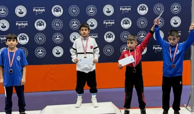 Kütahya Tavşanlı Belediyespor’un güreşçisi Eymen Bakır zirvede