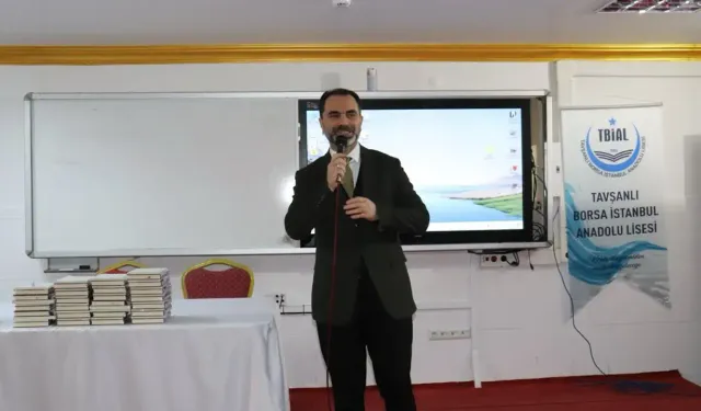 Kütahya Tavşanlı’da öğrencilere Kur’an-ı Kerim dağıtıldı