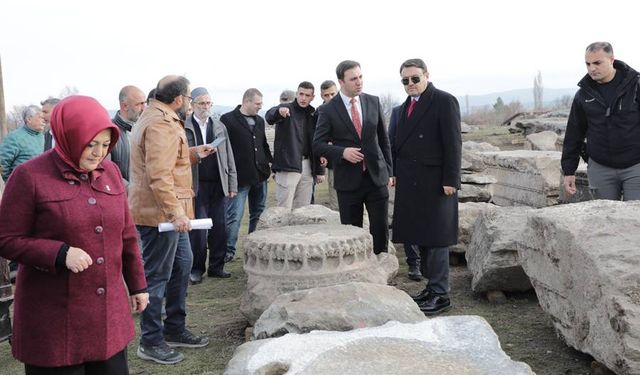 Kütahya Valisi Işın, Aizanoi’de çalışmaları inceledi