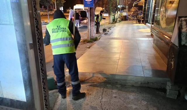 Kütahya’da bulvar üzerinde akşam saatlerinde temizlik çalışması