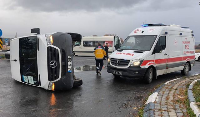 Kütahya’da işçi servisi ile ticari araç çarpıştı
