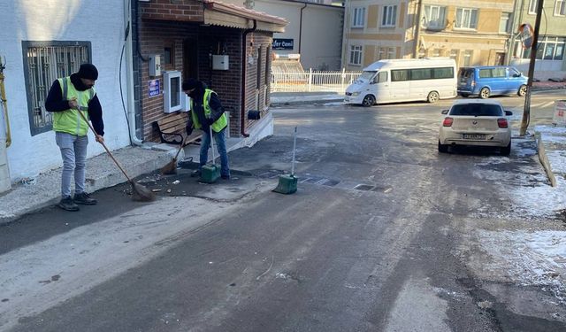 Kütahya’da kar yağışı sonrası İstiklal Mahallesi’nde geniş çaplı temizlik