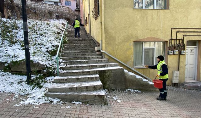 Kütahya'da kar yağışı sonrası merdivenlerde tuzlama yapıldı
