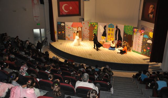 Kütahya’da öğrenciler tiyatro ile bağımlılığa dikkat çekti