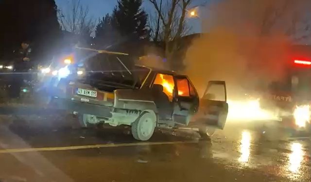 Kütahya'da seyir halindeki otomobil alev topuna döndü