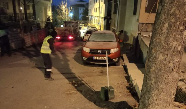 Kütahya’da temizlik ekiplerinden gece mesaisi