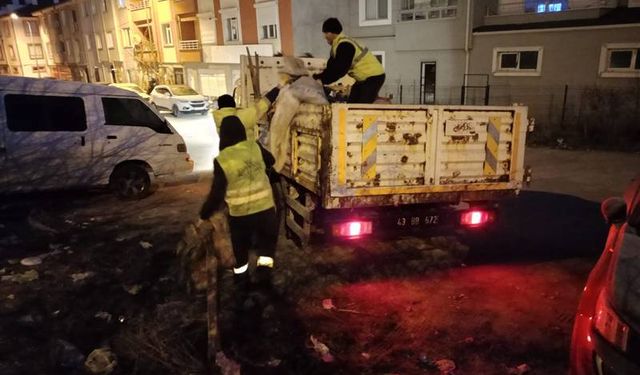 Kütahya’da Yenidoğan Mahallesi’nde biriken çöpler temizlendi