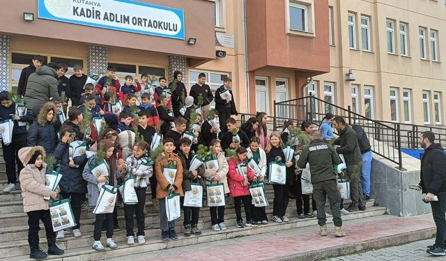 Kütahya'da ortaokulda "Yeşil Vatan" için fidan seferberliği