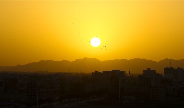 Uyuyamayan gençlere uzmanlardan güneş uyarısı