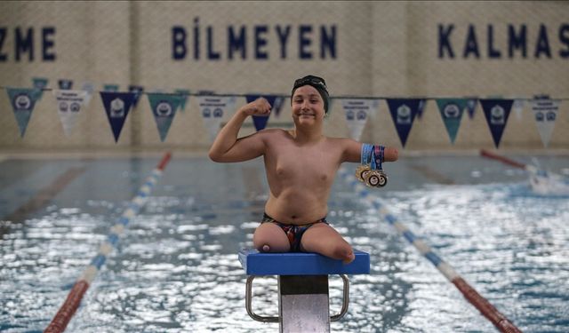 Tek koluyla yüzen Muhammed Ali ilk madalyalarını aldı
