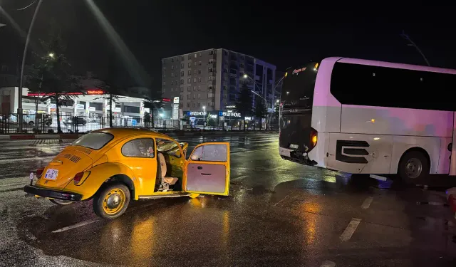 Uşak’ta otobüse çarpan otomobilde 3 kişi yaralandı