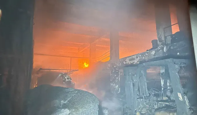 Uşak’ta plastik poşet fabrikasında yangın paniği