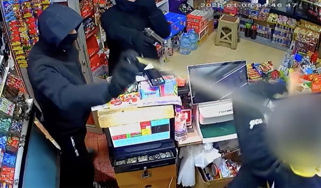 Afyonkarahisar'da büfeyi silahlı tehdit ve biber gazıyla soyan 2 şüpheli yakalandı