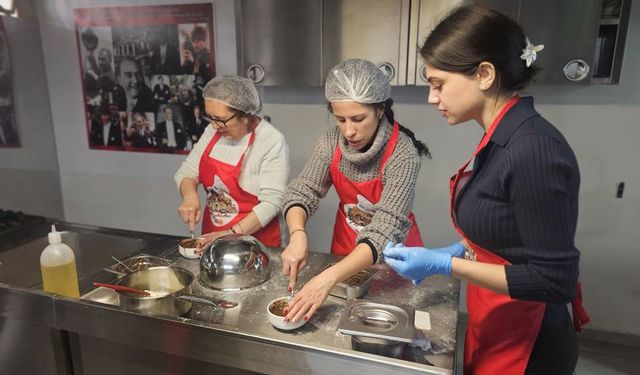 Afyonkarahisar’da görme engelli kadınlar mutfakta hamur işi yaptı