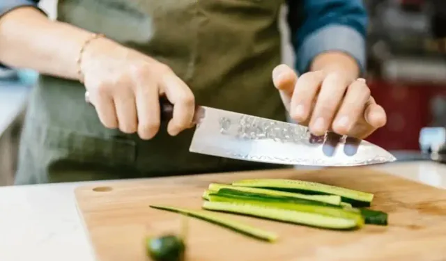 Bileyici olmadan bıçakları keskinleştirmenin pratik yolu