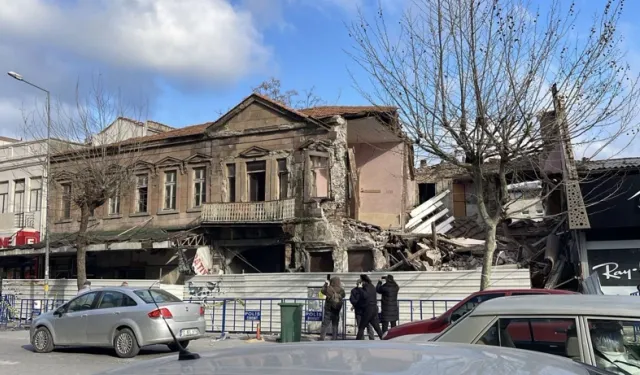 Edremit’te sert rüzgar tarihi binada hasara yol açtı