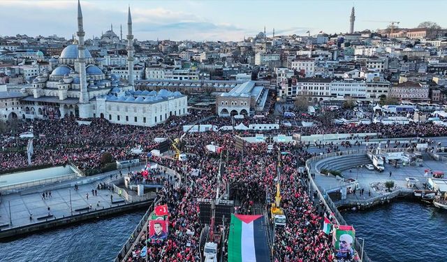 Filistin’e destek için 520 bin kişi Galata Köprüsü’nde buluştu