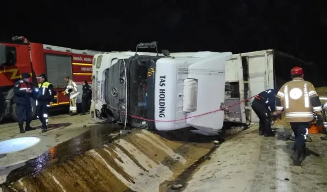 İnegöl’de talaş yüklü tır devrildi: Sürücü hayatını kaybetti