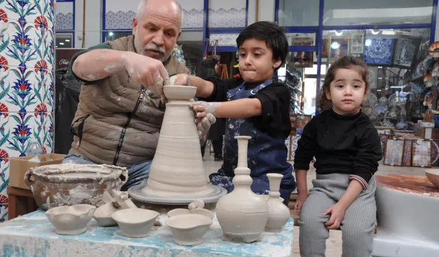 Kütahya'da minikler, çini çamurunu şekillendirdi