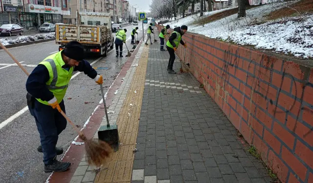 Kütahya Dumlupınar Bulvarı’nda temizlik çalışması