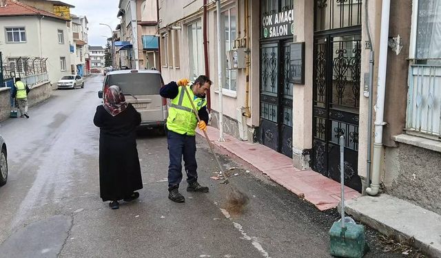 Kütahya’da Bahçelievler Mahallesi’nde ara sokaklarda temizlik çalışması yapıldı