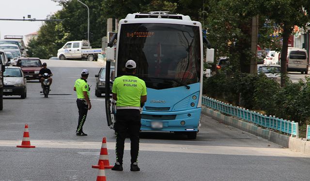 Kütahya’da başkasının ehliyetini gösteren özel halk otobüsü şoförüne ceza