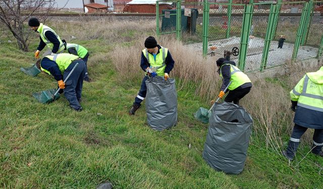 Kütahya’da boş arazilerde çöp temizliği yapıldı