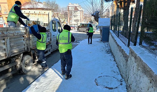 Kütahya’da ekipler, tuzlama çalışmasına devam ediyor