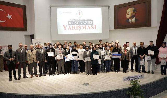 Kütahya’da geleceğin köşe yazarları ödüllendirildi