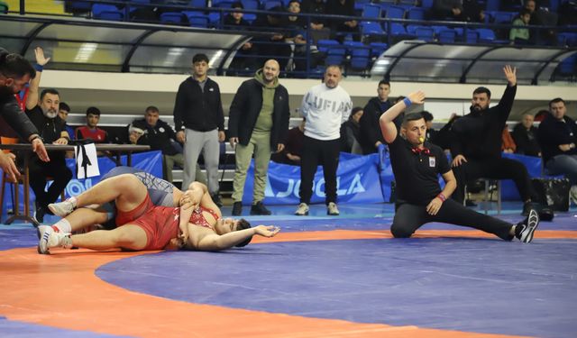 Kütahya’da genç güreşçiler minderde ter döktü
