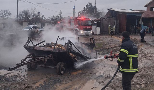 Kütahya’da Göçeri köyünde dam ve samanlık yangını