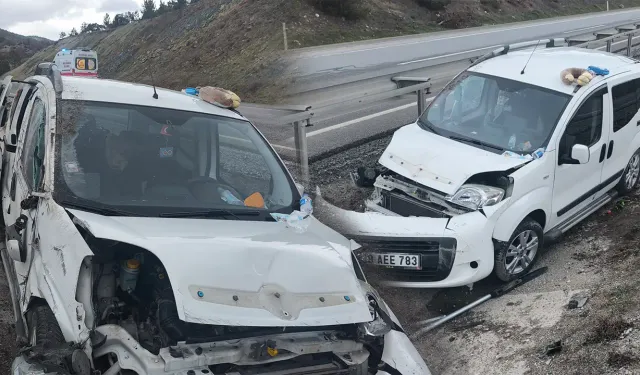 Kütahya’da hafif ticari araç su tahliye kanalına savruldu