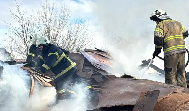 Kütahya'da mobilya atık deposunda çıkan yangına müdahale ediliyor