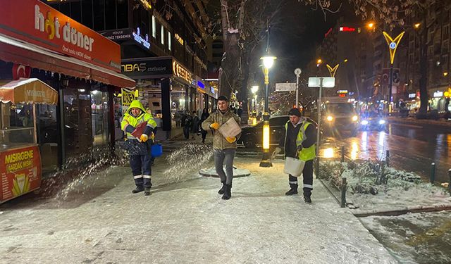 Kütahya’da yılbaşı gecesi temizlik ekiplerinden gece mesaisi