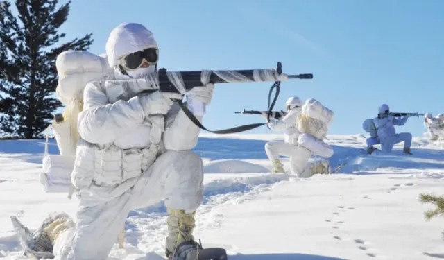 Mehmetçik’ten beyaz kamuflajlı çığ eğitimi