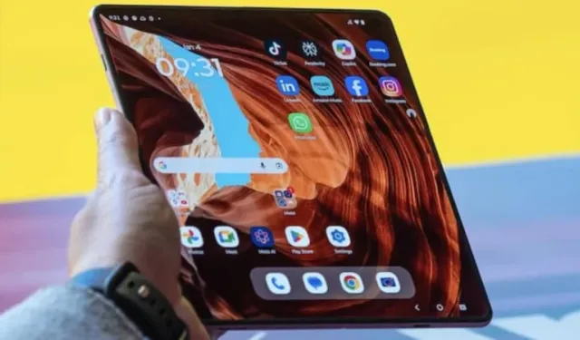 Motorola Razr Fold kitap gibi katlanıyor