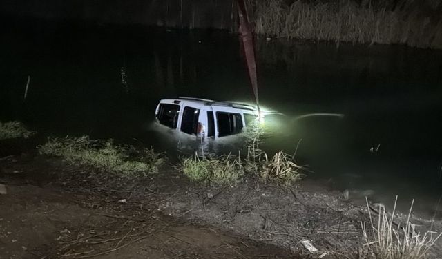 Odunpazarı’nda park halindeki araç Porsuk Çayı’na düştü