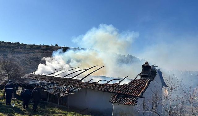 Uşak’ta ev yangınında yaşlı adam hayatını kaybetti