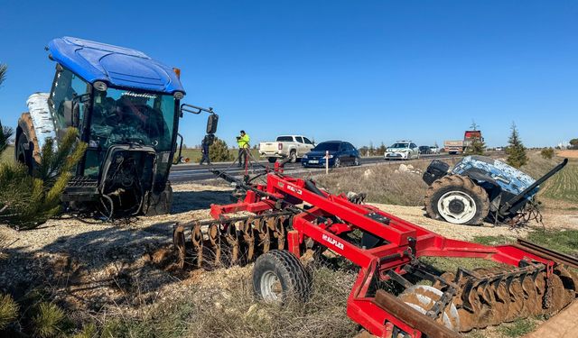 Uşak’ta panelvanla çarpışan traktör ikiye bölündü: 1 yaralı