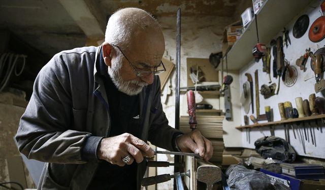 Yarım asırdan fazla süredir aynı tutkuyla ahşaba şekil veriyor