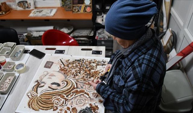 54 yaşında fakülte birincisi oldu, şimdi mozaik eserler üretiyor