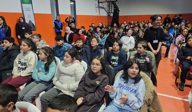 Astronot Atasever Bolvadin’de gençlerle buluştu