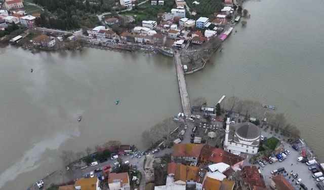 Bursa Uluabat Gölü’nün suyu Gölyazı’daki evlere dayandı