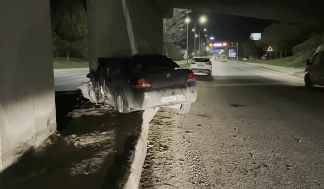 Eskişehir’de köprüye çarpan araçta 2 yaralı